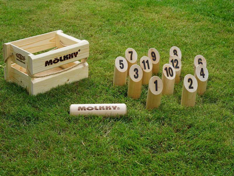 Mölkky-Set mit nummerierten Holzkegeln