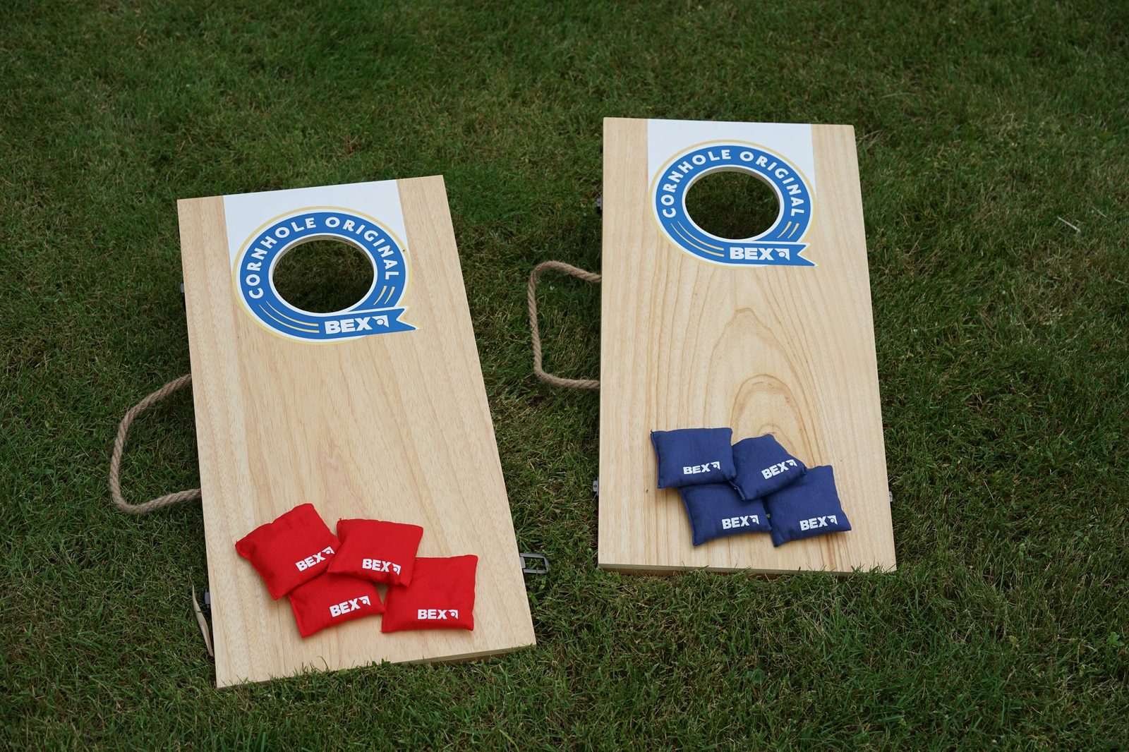 Cornhole-Board mit Wurfsäckchen auf einer Wiese