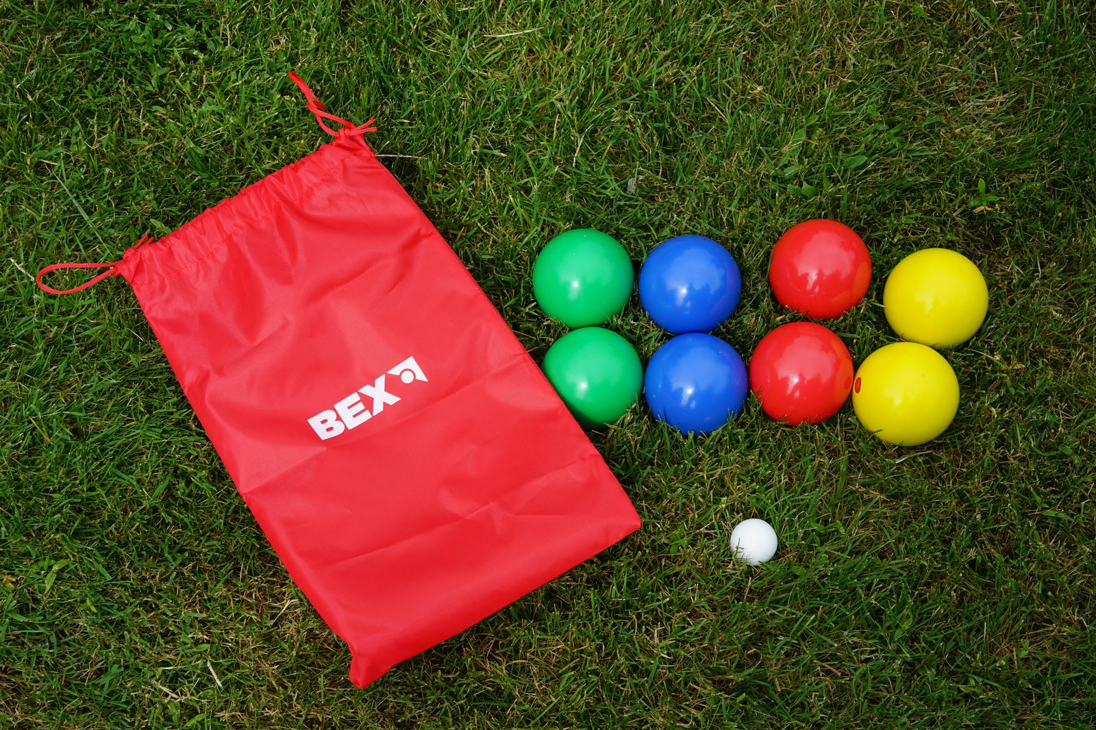 Boccia-Kugeln auf einer Wiese